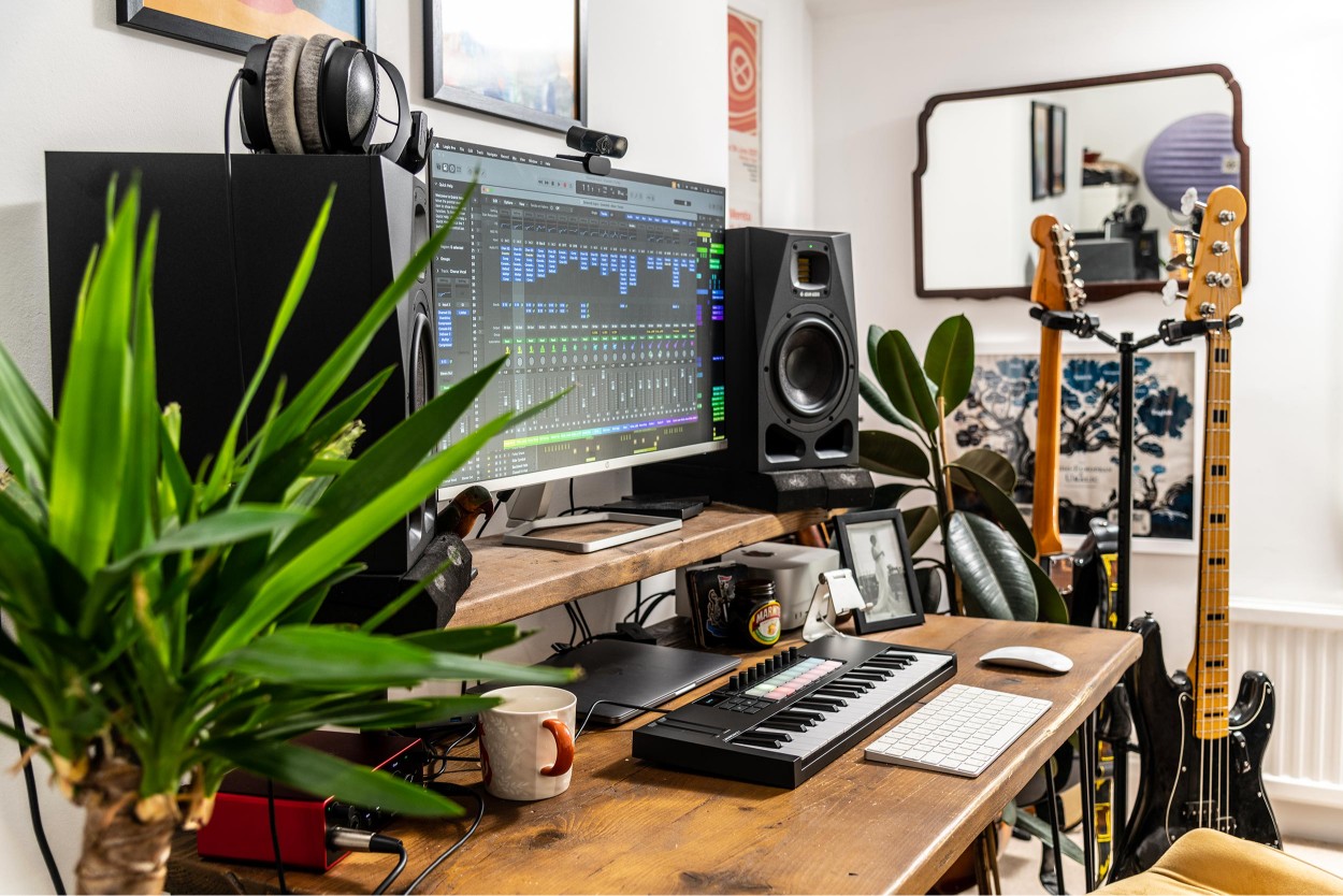 novation launchkey mk4 mini 37 lifestyle 01