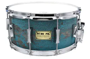 תוף סנר עבודת יד 14 אינץ' / 7 אינץ' בגימור כחול Barn Blue מבית Pork Pie Percussion PORK PIE PRECUSSION