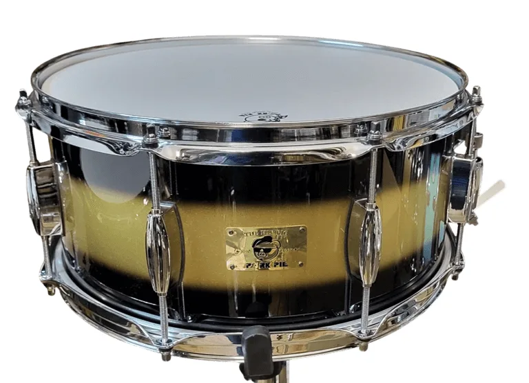 תוף סנר בעבודת יד "14×6.5 בגימור Black Gold מבית PORK PIE PORK PIE PRECUSSION